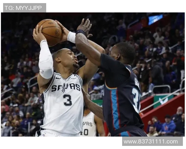 雷霆与马刺季后赛第二场激战回顾关键时刻的精彩瞬间与战术分析